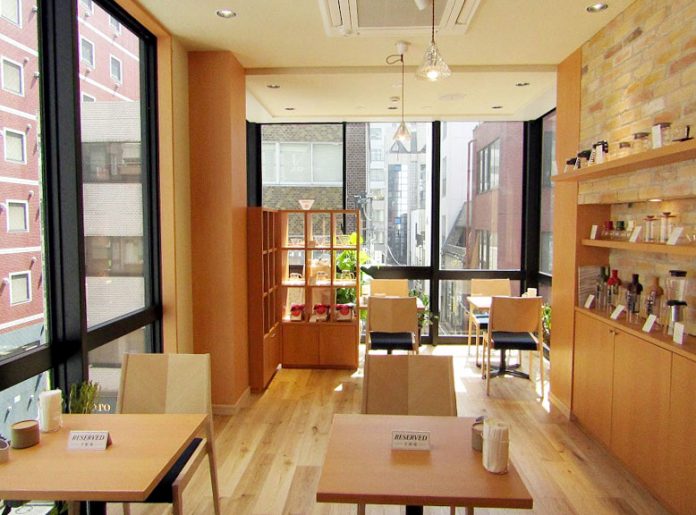 カフェフロアに物販・展示スペースを併設（ＨＡＲＩＯ Ｃａｆｅ ＆ Ｌａｍｐｗｏｒｋ Ｆａｃｔｏｒｙ）