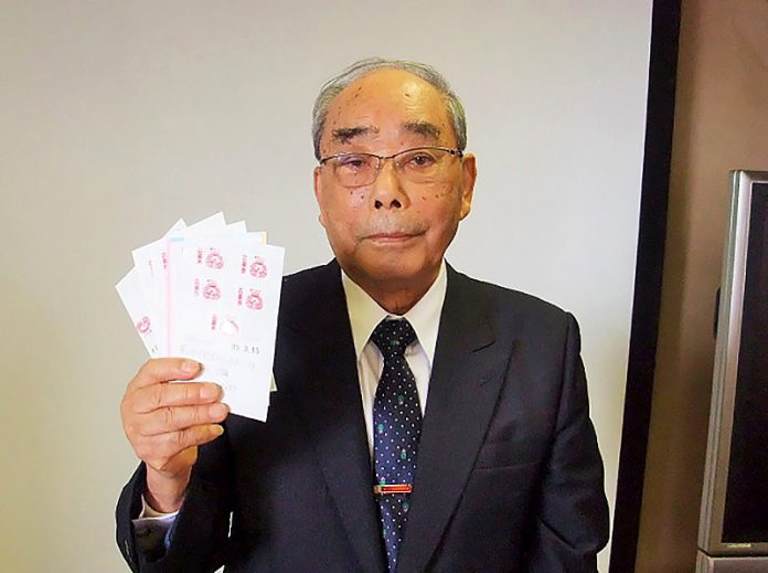 抽選を行った田中信義社長（「金ちゃんヌードル」消費者キャンペーン第１回抽選会）