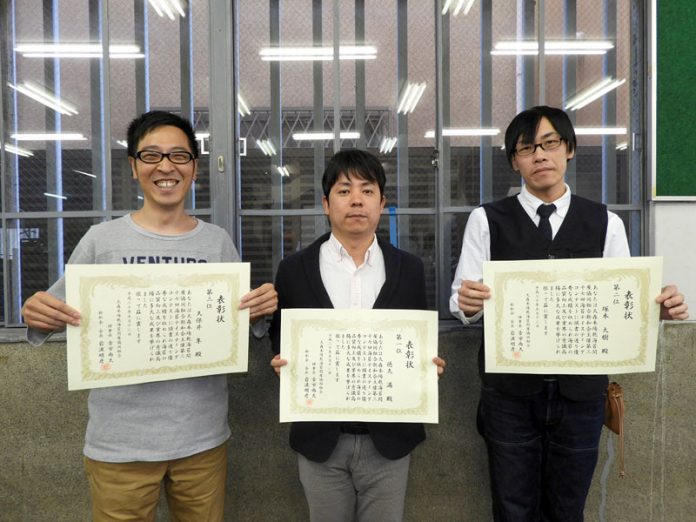 産地当て入賞者＝左から久保井隼氏、徳久満氏、塚本大樹氏（第３７回海苔コンテスト）