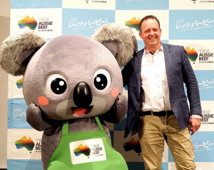 オージーくんとアンドリュー・コックス駐日代表（ＭＬＡ豪州食肉家畜生産者事業団）