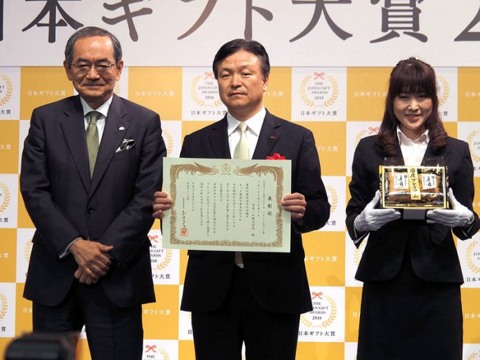 表彰式で畑佳秀社長（㊥ 日本ハム）