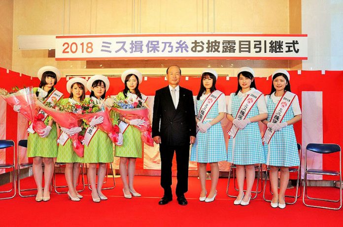 井上猛理事長（兵庫県手延素麺協同組合）と「ミス揖保乃糸」ら