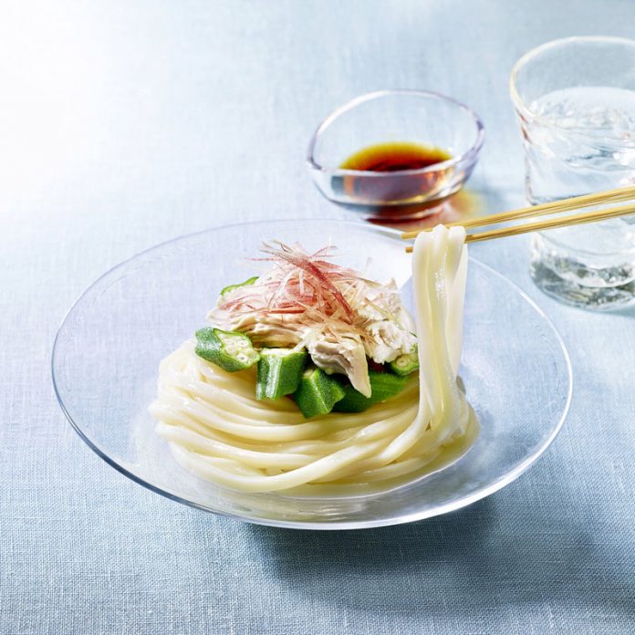 レシピの一つ「サラダチキンとオクラの冷やしうどん」（夏うどん テーブルマーク）