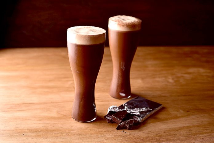 キーコーヒー「コールドクレマコーヒー」ではチョコレートなどと合わせたアレンジコーヒーも
