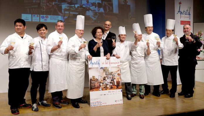 フランス大使館のサビーヌ・オフェレール農務参事官（中央）