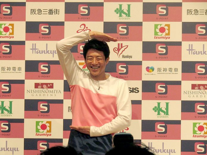 Ｓポーズをする松岡修造さん（Ｓポイント）