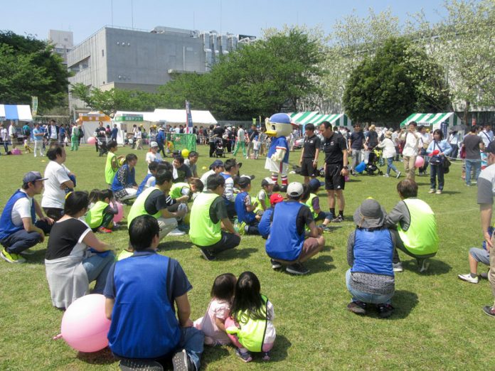横浜Ｆマリノスのコーチによる親子ふれあいサッカー教室（日清オイリオ磯子春まつり）