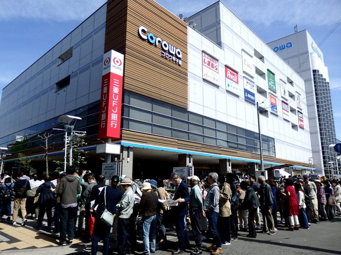 開店前に長蛇の列（Ｃｏｒｏｗａ甲子園）