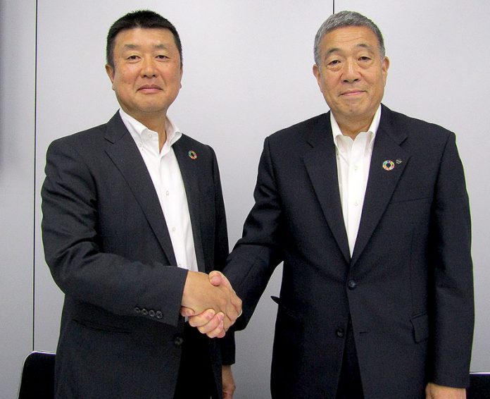 大塚一男次期社長㊧と次期会長の中井隆夫社長（東洋製罐グループホールディングス）