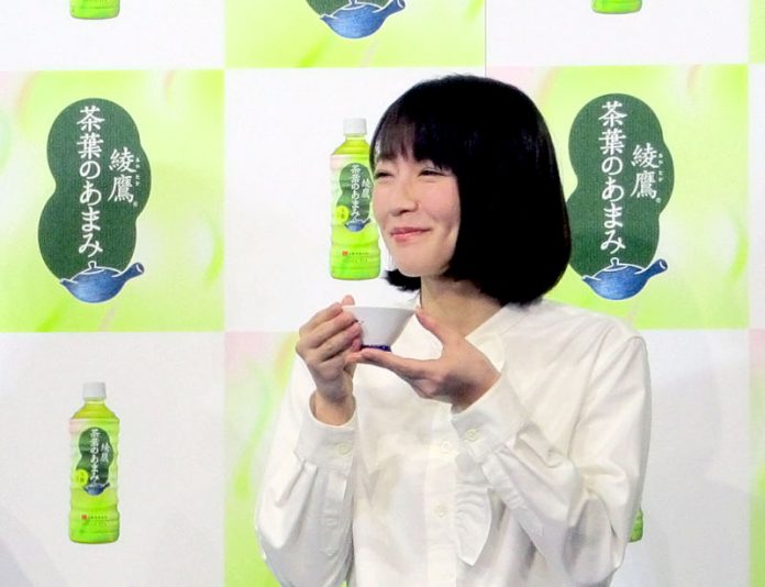 「綾鷹　茶葉のあまみ」のイベントに招かれたＣＭキャラクターの吉岡里帆さん