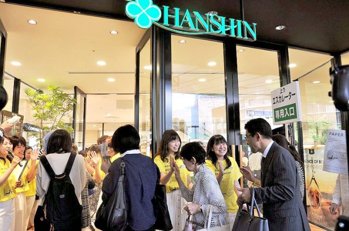 オープン初日は店員がハイタッチでお出迎え（阪神梅田本店一期棟）