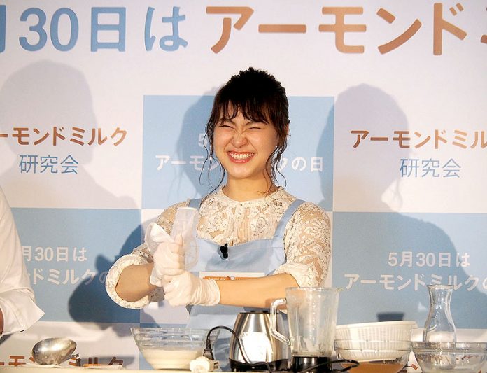 アーモンドミルク作りに挑む村上佳菜子さん（アーモンドミルク研究会記念イベント）