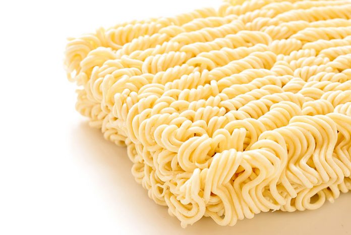 即席麺 市場好調 コスト増