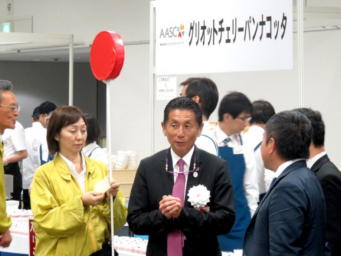 株主懇親会で椋本充士社長（中央 グルメ杵屋）