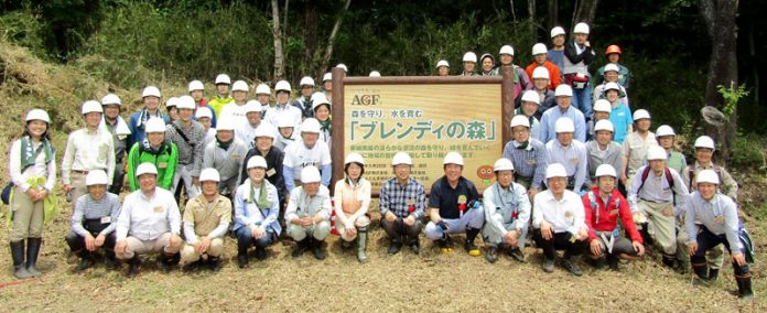 森づくり活動参加社員と品田英明社長（前列中央 味の素ＡＧＦ）、山本龍前橋市長（その右隣）ら