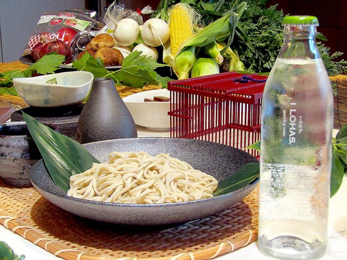 料飲店向けに発売した「い・ろ・は・す　グラススパークリングウォーター」