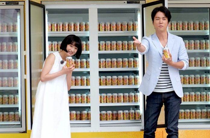 門脇麦さん㊧と桐谷健太さん（のどごし〈生〉）