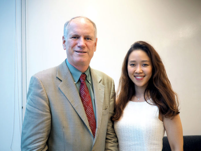 カリフォルニア・アーモンド協会のリチャード・ウェイコットＣＥＯ㊧と日本・韓国市場担当のキム・ミンジョン氏