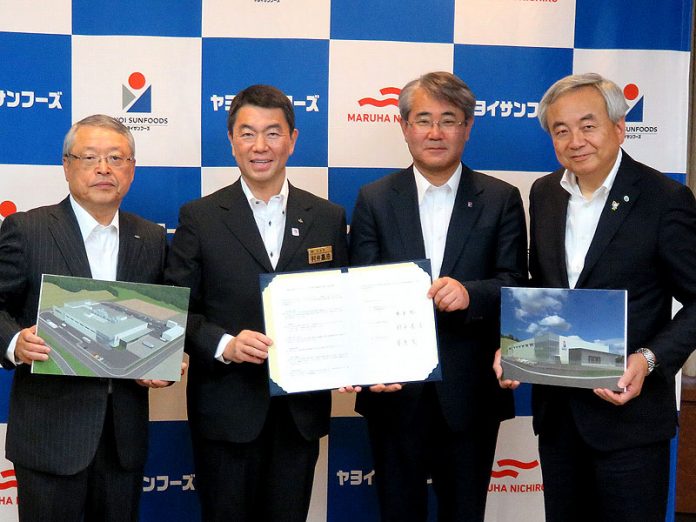 （左から）伊藤滋社長（マルハニチロ）、村井嘉浩宮城県知事、黒本聡社長（ヤヨイサンフーズ）、菅原茂気仙沼市長－（ヤヨイサンフーズ気仙沼工場立地協定締結式）