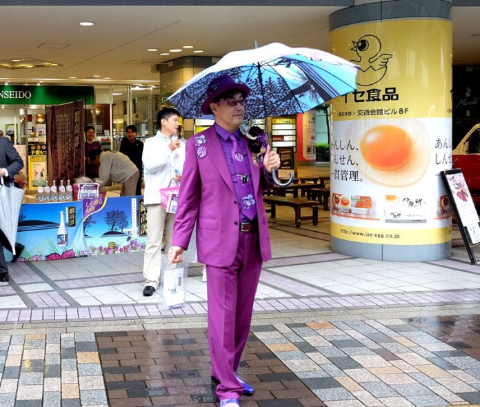 しそをイメージした紫のスーツで参加した西永裕司社長（オエノンホールディングス）