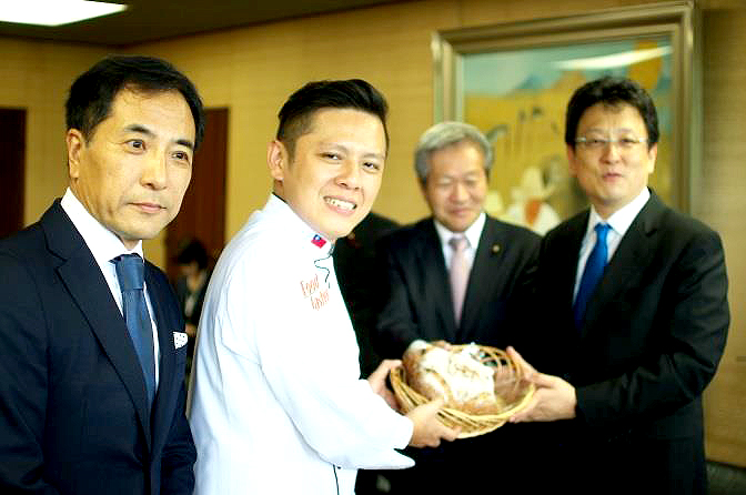 贈呈の様子（右端が大西一史熊本市長）