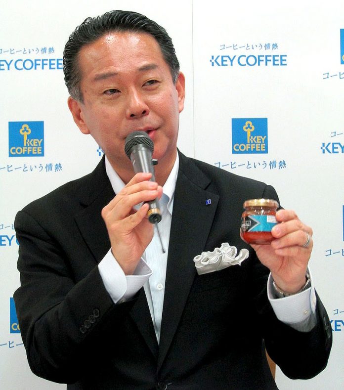 サンバルソースを手に説明する柴田裕社長（キーコーヒー）