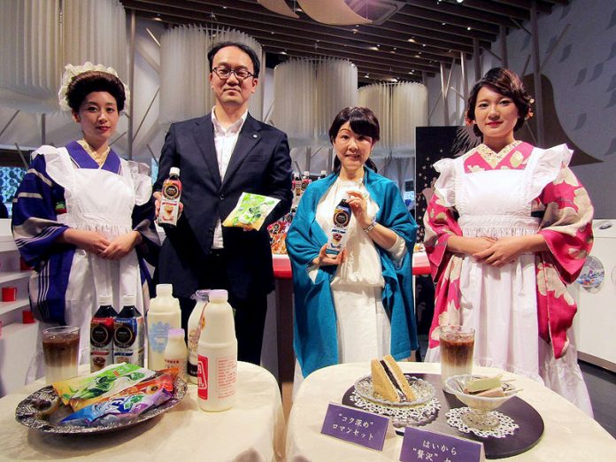 永田真一部長（左から２人目 ネスレ日本）とミルク料理研究家の小山浩子氏（同３人目 ミルク料理研究家）