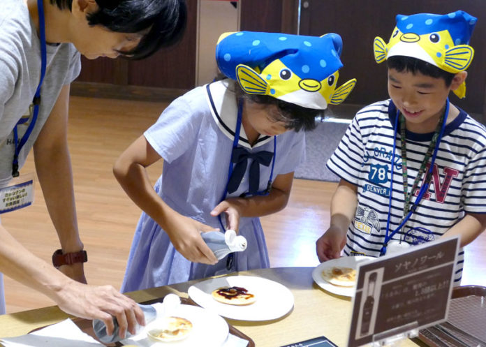 手焼きのせんべいを好みの醤油で（さかなクンのすギョイ楽しいイベント）