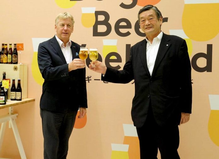 ギュンテル・スレーワーゲン駐日ベルギー大使㊧と小西新太郎実行委員長（小西酒造）
