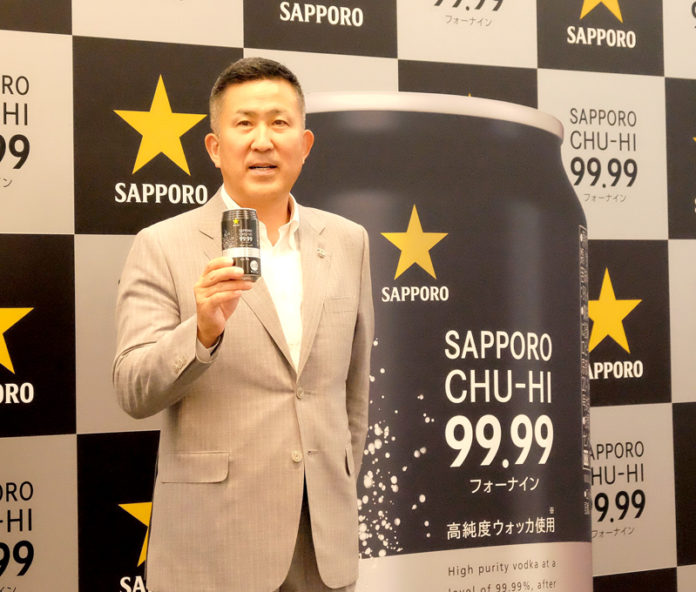 会見に臨む髙島英也社長（サッポロビール）
