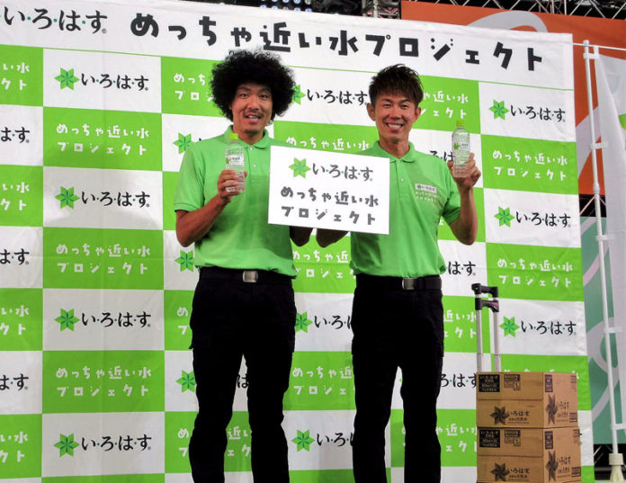 六本木会場ではトータルテンボスが配布（い・ろ・は・す　“めっちゃ近い水”プロジェクト）