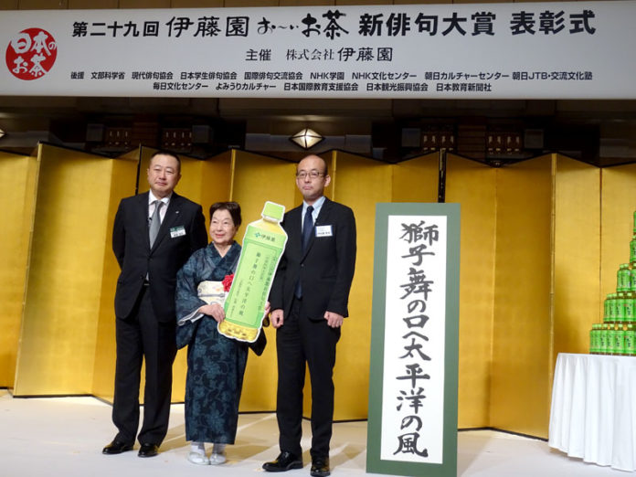 （左から）本庄大介社長（伊藤園）、田島もりさん、伊佐敷真孝室長（文部科学省）