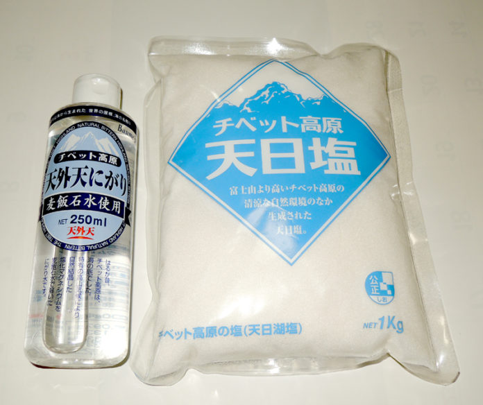「チベット高原 天日塩」㊨と「天外天にがり」（木曽路物産）