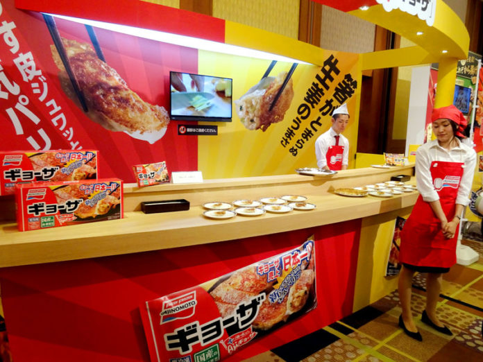 展示会での試食コーナー（味の素冷凍食品）