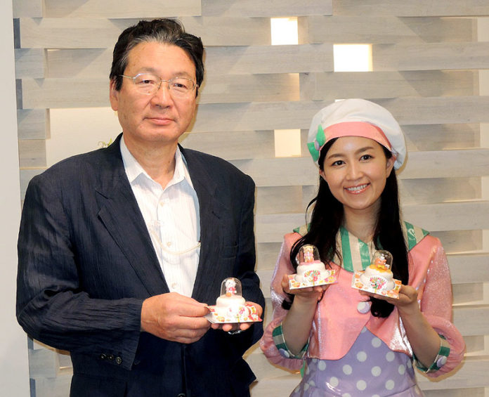 星野一郎社長（㊧ 越後製菓）と“ねんどる” 岡田ひとみさん