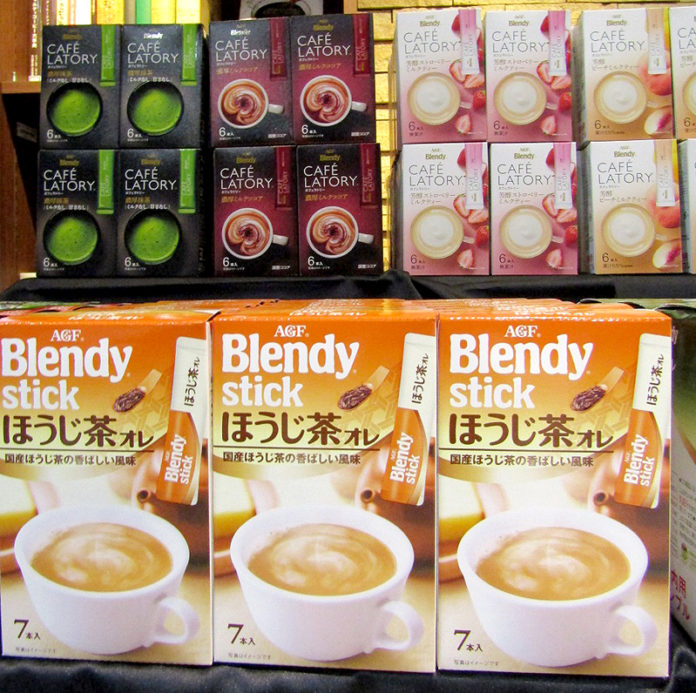 （上段左から）「ブレンディ　カフェラトリー」スティックシリーズの「濃厚抹茶」「濃厚ミルクココア」「芳醇ストロベリーミルクティー」「芳醇ピーチミルクティー」、（下段）「ブレンディ」スティックシリーズの「ほうじ茶オレ」