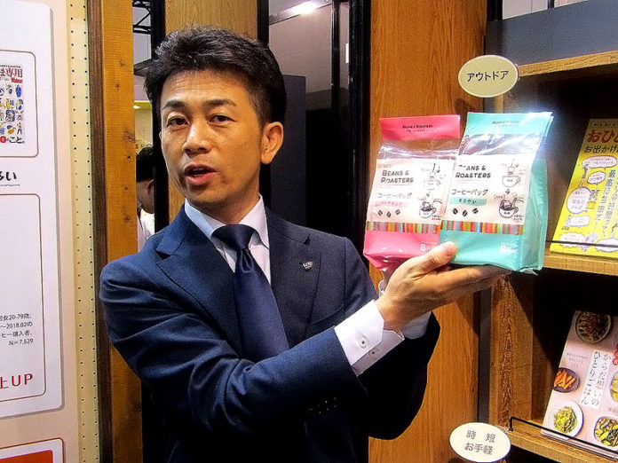 黒田敬祐部長（ＵＣＣ上島珈琲）と「ＵＣＣ ＢＥＡＮＳ＆ＲＯＡＳＴＥＲＳ コーヒーバッグ」