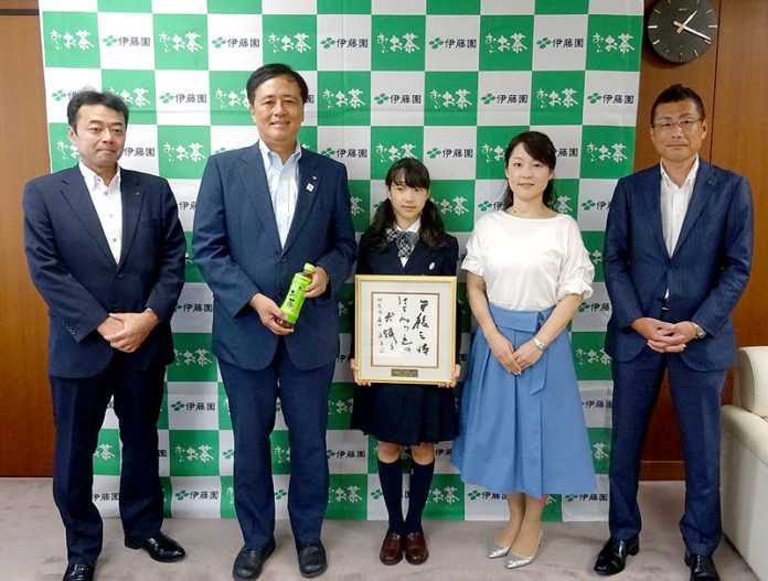 （左から）小島潤支店長（伊藤園）、保坂展人世田谷区長、伊賀風香さん、母の伊賀美奈子さん、杉山貴宏部長（伊藤園）
