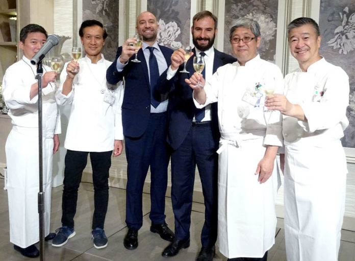 乾杯する正副会長とイタリア大使館関係者（イタリア料理協会３０周年）