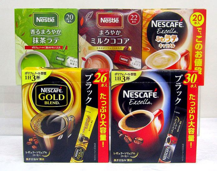 スティックブラック２品（手前）とホワイトのスティック３品（ネスレ日本）