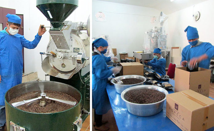 パダマラン農園内にある焙煎工場の焙煎機㊧と包装工程（トアルコ・ジャヤ インドネシア）
