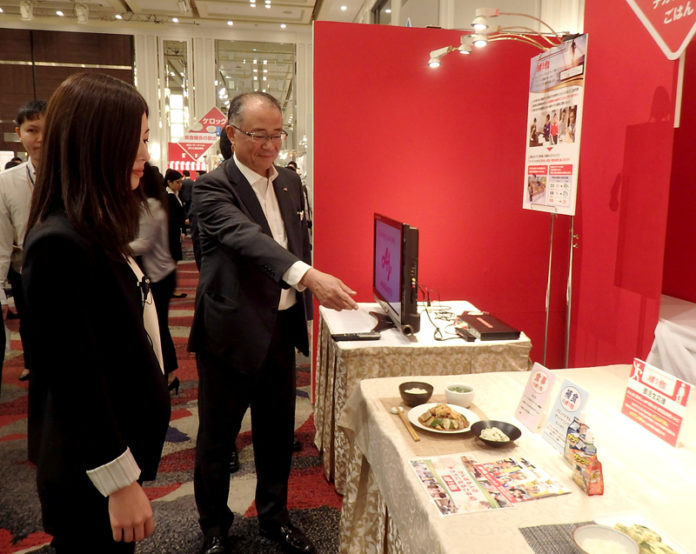 来場者に説明する田原貴之味の素大阪支社長（味の素大阪支社 秋季施策提案会）