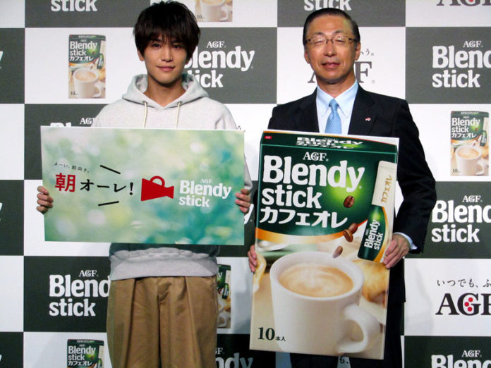 岩田剛典さんと品田英明社長（味の素ＡＧＦ）