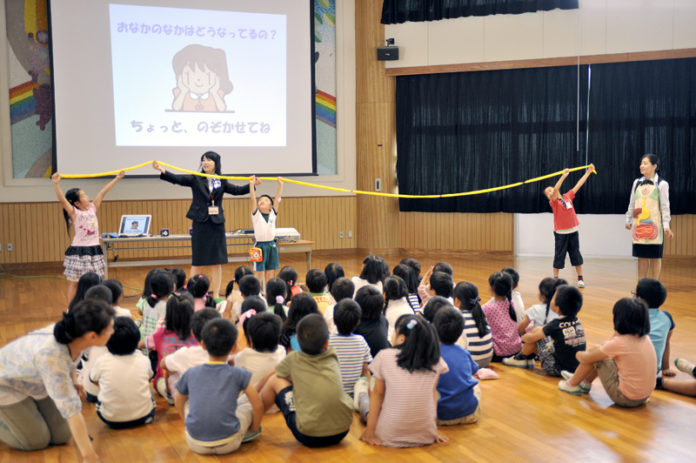 小学生を対象にした「出前授業」（ヤクルト本社）