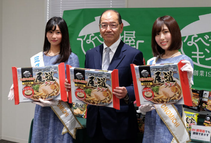 （左から）竹田依芙桂さん（ミス尾道）、和田博行社長（キンレイ）、岡本百恵さん（ミス尾道）