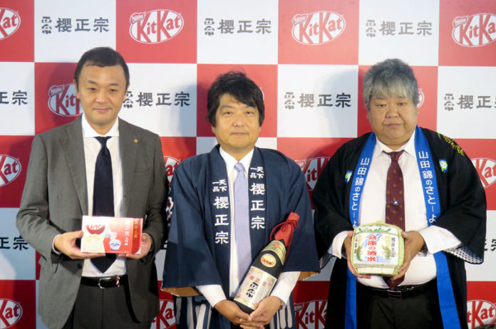 （左から）ネスレ日本竹内雄二部長、櫻正宗山邑太左衛門社長、ＪＡみのり谷川利喜氏