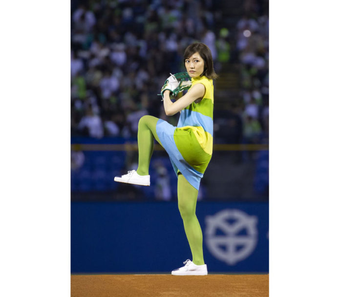 渡辺麻友さんによる始球式（神宮球場 東京ヤクルトスワローズ対阪神タイガース戦「ヤクルトのはっ酵豆乳」ナイター）