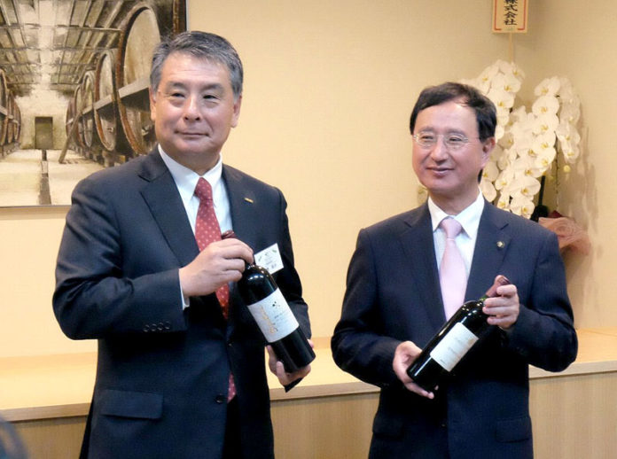 （左から）代野照幸社長（メルシャン）、小口利幸市長（塩尻市）