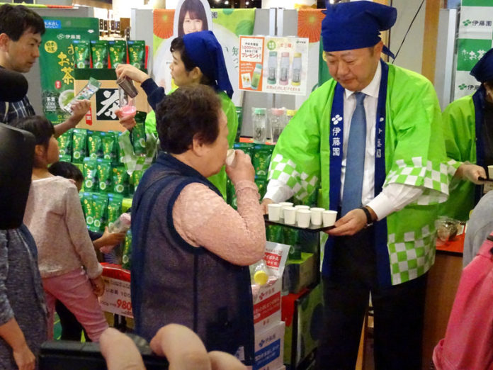 来場者に日本茶を振る舞う本庄大介社長（伊藤園）