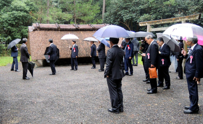 小雨の降る中説明を聞く参拝者（伊勢神宮 御塩殿神社 御塩殿祭）